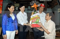 Tet gifts for national revolutionary contributors 