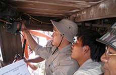 Thanh Hoa fishermen presented with communication devices 