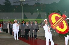 Party Congress delegates pay tribute to President Ho Chi Minh 