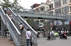 Hanoi to fine pedestrians violating traffic laws