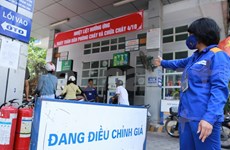 Petrol prices drop nearly 1,000 VND 