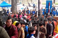People line up to get wealth SIM cards of cellphones 