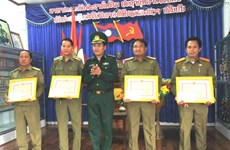 Quang Binh: Certificates presented to Lao security officers
