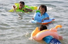 Free swimming class for disabled children opens in Tien Giang