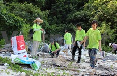 Volunteers clean up Ha Long Bay