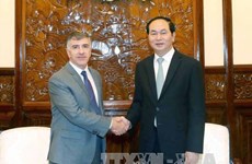 President Tran Dai Quang receives leaving ambassadors