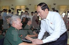 President presents gifts to wounded soldiers