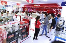 Retailers should focus on services: experts