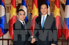  Vietnamese, Lao PMs hold talks to boost cooperation