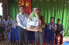 Gifts to Khmer residents in Soc Trang ahead of Sene Dolta festival