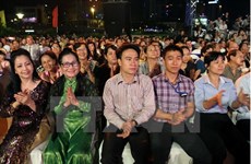 Front officials meet expats attending National Day event 