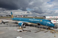 Vietnam Airlines Dreamliner flies to London 