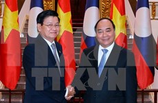 Vietnamese, Lao Prime Ministers hold talks in Hanoi