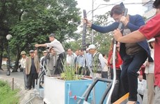 Exercise equipment purifies the water of Hanoi's lakes