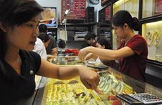 Gold prices fall, Vietnamese dong weakens