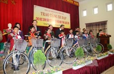 Supreme People’s Court official gives bicycles to ethnic students
