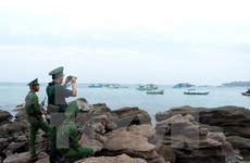 Tet gifts come to officers, people on southwestern islands 