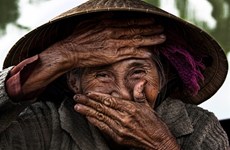  Iconic photo of smiling old Vietnamese woman donated to museum
