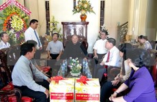 Vinh Long officials congratulate Catholics, Protestants on Easter 