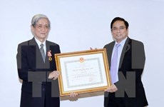 First class order bestowed upon former chief of Vietnam News Agency