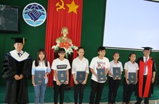 RoK presents scholarships to Thua Thien-Hue students 