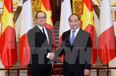 PM Phuc meets French President in Hanoi