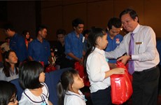 Scholarships given to disadvantage children in Binh Duong