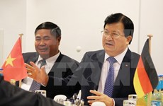Deputy PM Trinh Dinh Dung visits Germany 