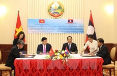 Vietnam, Laos pledge to give highest priority to bilateral ties