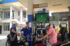 Petrol prices inch up over 400 VND per litre