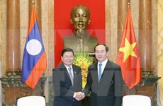 President Tran Dai Quang greets Lao PM 