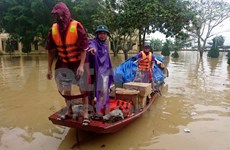 Charitable boats against flood to support Huong Khe stranded residents