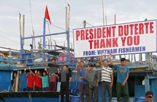 Philippine leader sets Vietnamese fishermen free 