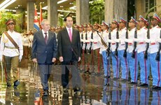 President Tran Dai Quang holds talks with Cuban leaders