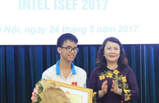 Quang Tri honours US invention prize winner