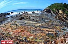 Magnificient Mong Rong rocky shore 