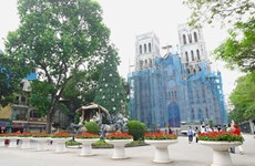 Churches in Hanoi change “coat” for Christmas season