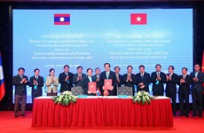  Vietnam, Laos sign cooperation agreement on human resources development
