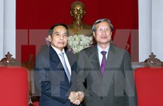 Laos vows to strengthen solidarity with Vietnam 