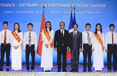 President Hollande talks to Vietnamese students