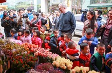 US Ambassador tours Quang An flower market