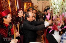 PM Nguyen Xuan Phuc pays tribute to Hung Kings