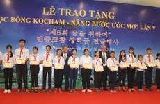 RoK firms present scholarships to poor students in Binh Duong