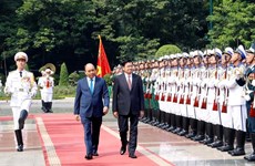 Prime Minister Phuc welcomes Lao counterpart