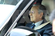 Malaysian PM test drives Vietnamese SUV