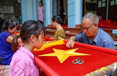 Three-generation national flag-embroidering family busy ahead of National Day