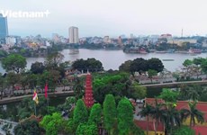 Hanoi decorated with flags and flowers to celebrate the holidays of April 30 and May 1