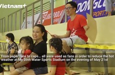 Fans “overcome the hot weather” to cheer for the Vietnam’s fin swimming team 