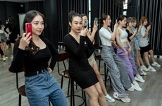 Posing class draw attention from young people in Vietnam 
