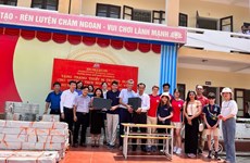 Horizon International Bilingual School presents teaching equipment to schools in Ha Tinh